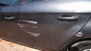 carapiny-na-kuzove-avtomobilja-do-metalla-prichiny-opasnost-i-metody-ustranenija