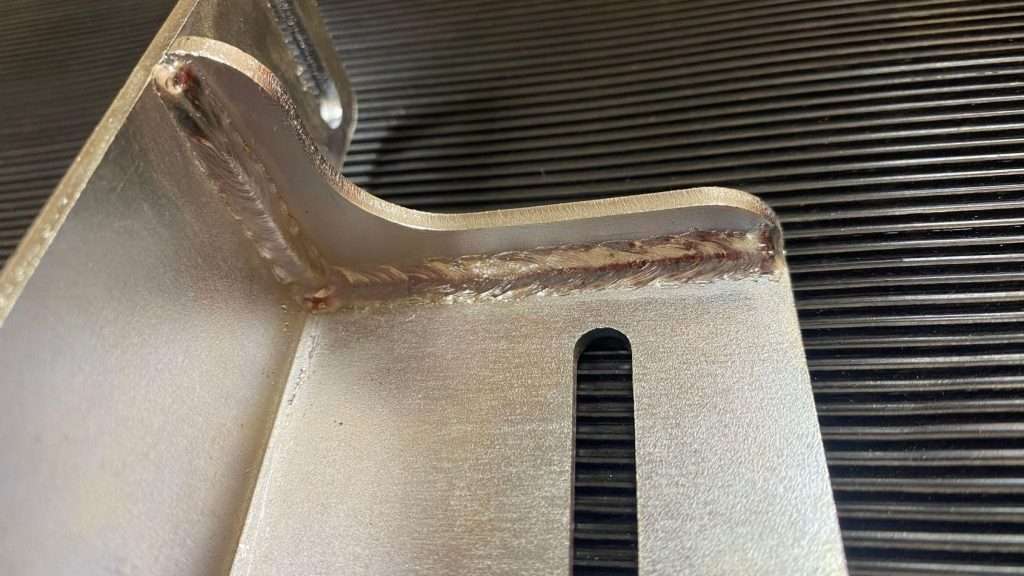 holodnaja-svarka-dlja-kuzova-avtomobilej-preimushhestva-nedostatki-i-primenenie