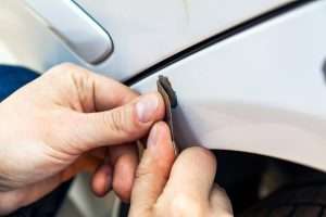 kak-udalit-melkuju-rzhavchinu-s-kuzova-avtomobilja-jeffektivnye-metody-i-sovety