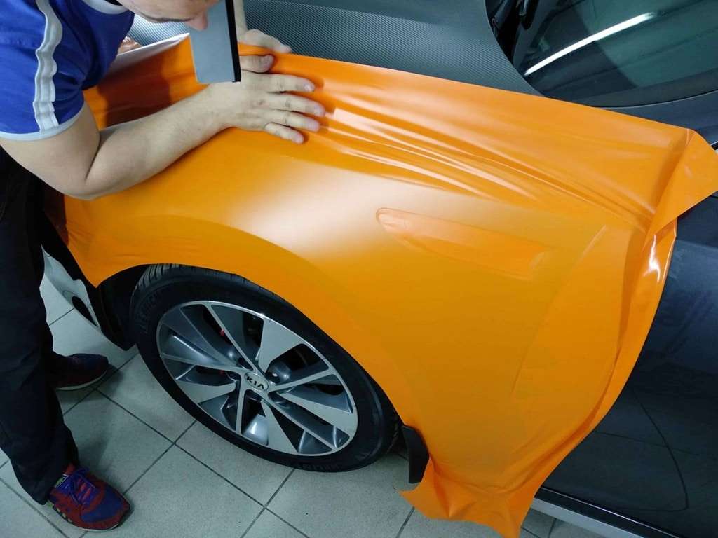 oklejka-avtomobilja-plenkoj-poshagovaja-instrukcija