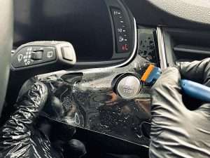 oklejka-salona-avtomobilja-plenkoj-v-ekaterinburge