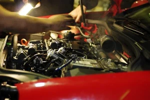 pochemu-zvuk-dvigatelja-slyshen-v-salone-avtomobilja-prichiny-i-sposoby-ustranenija