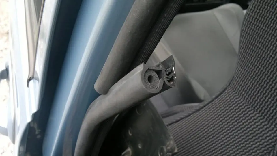 remont-uplotnitelnoj-rezinki-v-dveri-avtomobilja-poshagovaja-instrukcija-i-poleznye-sovety