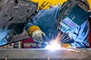 svarka-kuzova-avtomobilja-poluavtomatom-vybor-oborudovanija-i-tehnologija