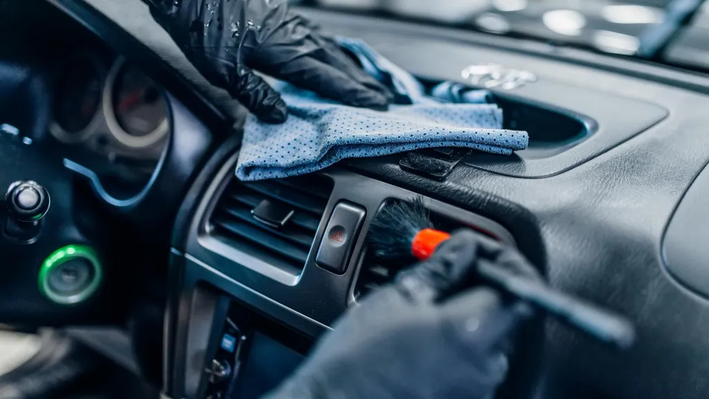 vlazhnaja-uborka-salona-avtomobilja-poshagovoe-rukovodstvo