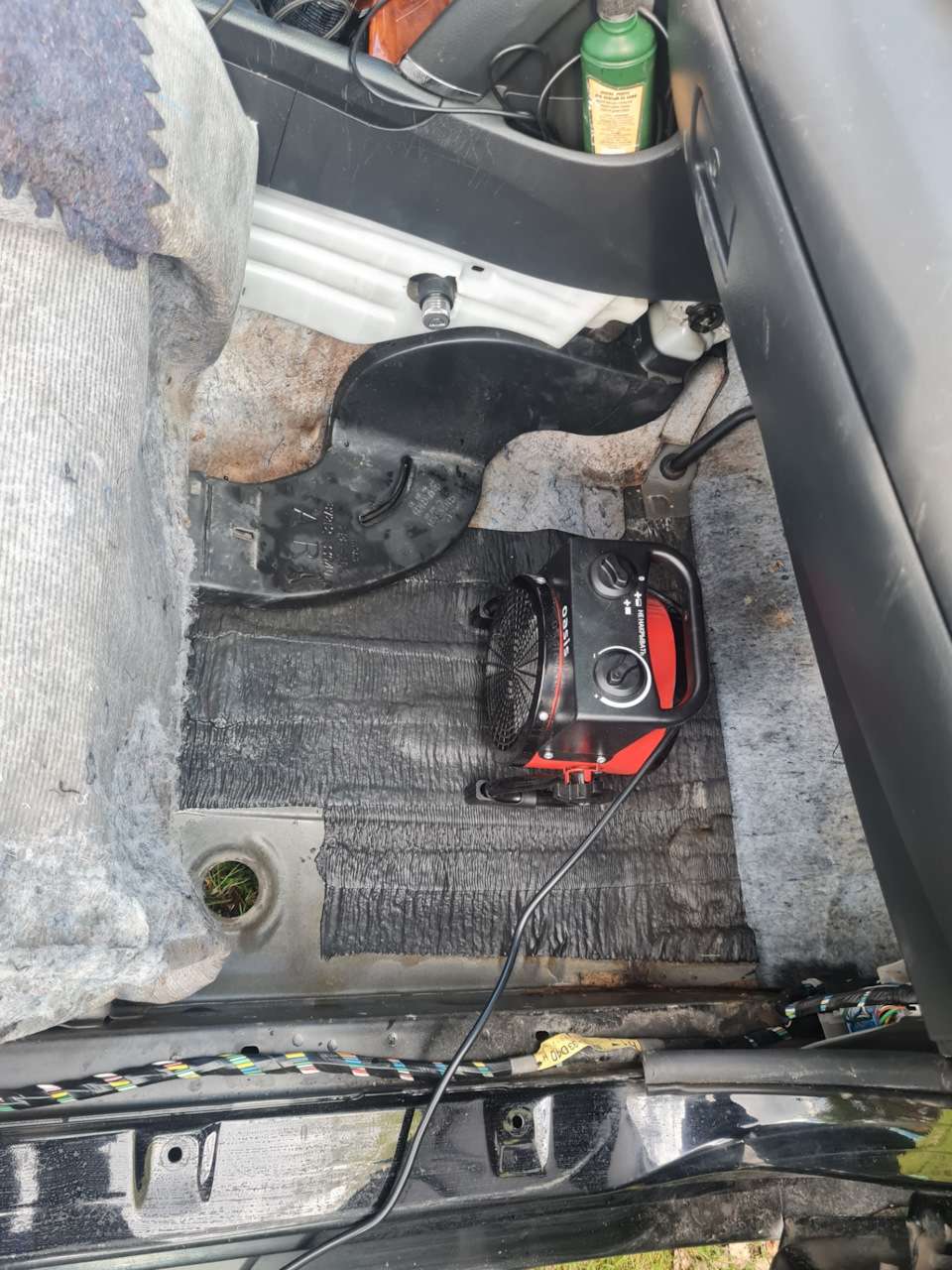 voda-v-salone-toyota-prichiny-i-sposoby-ustranenija